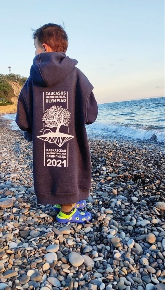 Ребенок в толстовке КМО на побережье Абхазии, 2020